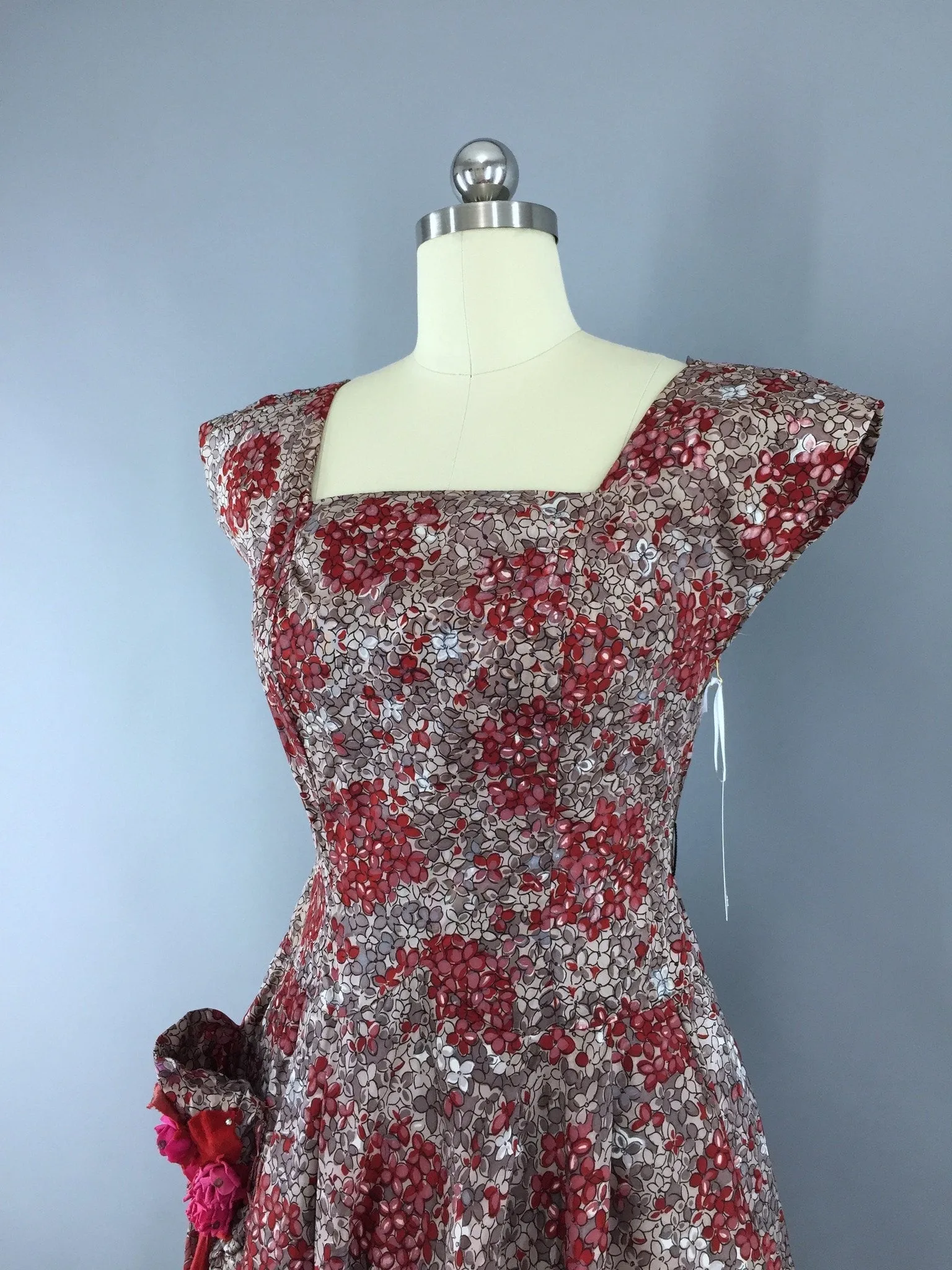 1950s Vintage Red and Taupe Floral Print Day Dress