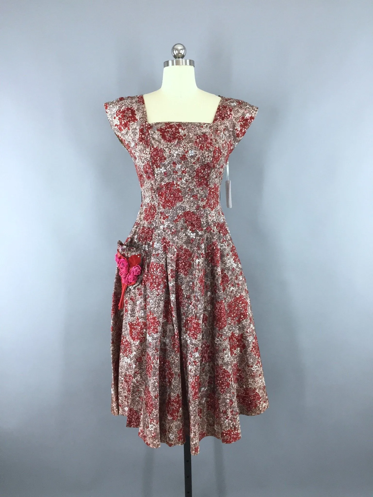 1950s Vintage Red and Taupe Floral Print Day Dress